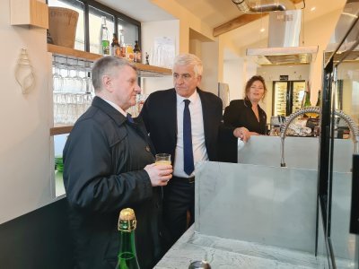 Hervé Morin, président de la région Normandie, lors de la visite du bar à huîtres.