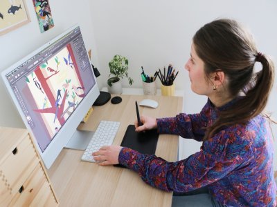 Le gros du travail se fait sur ordinateur mais finalement, le geste reste le même puisque Claire Pesqueux réalise ses dessins sur tablette et ajuste les détails grâce à un logiciel de montage photo. 
