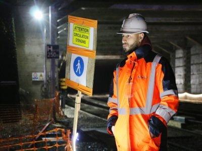 Au sein du chantier sous le pont Guillaume le Conquérant comme sur l'ensemble des chantiers SNCF, il faut porter un casque de chantier, des chaussures de sécurité, une veste et un pantalon fluorescents pour être vu de tous.