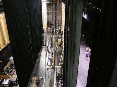 Une plateforme située en hauteur permet aux techniciens de l'opéra de Rouen d'avoir accès à des machines comme des projecteurs. Elle leur permet aussi de voir ce qu'il se passe en coulisses et sur scène.