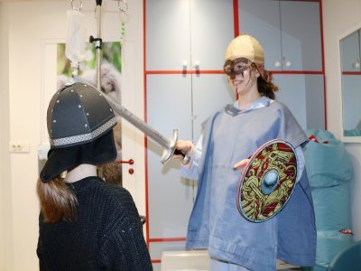 Suzanne, 12 ans, et Maëlysse, 9 ans, sont hospitalisées au CHU de Rouen. Pendant plusieurs heures, elles ont joué avec des épées et des boucliers. Au bout de quelques minutes, elles se sont transformées en Vikings !