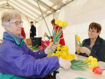 Nathalie Cappoen et Michèle Sageot, toutes deux bénévoles au CHU de Rouen, se sont retrouvées pour former des bouquets de tulipes le temps d'une matinée. Un moment d'échange apprécié par les deux bénévoles.