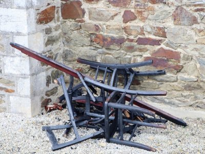 Du mobilier, et notamment des chaises, a été carbonisé, dans le sas d'entrée.