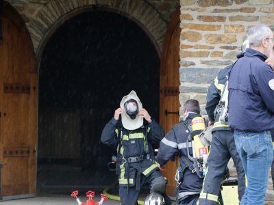 Pour intervenir, les pompiers se sont notamment équipés de masque pour respirer.