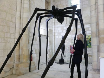 Pour la modique somme de 15 000€, cette sculpture réalisée à base de chêne brûlé est impressionnante. De 3m de haut, située à l'entrée de l'église, elle a été réalisée par Laurent Soulet, artiste de Seine-Maritime.