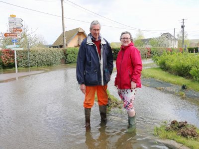 Claude et Catherine Dechamps habitent à Yville-sur-Seine. Mardi 9 avril vers 15h, ils ont eu les pieds dans l'eau.