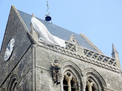 L'emblématique clocher de Sainte-Mère Eglise avec le parachutiste.