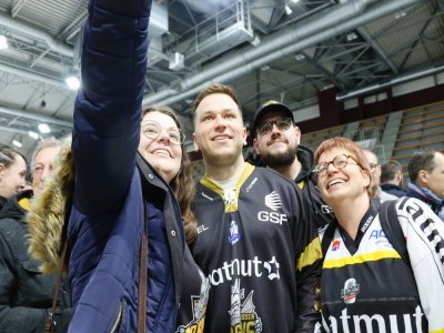 Le joueur Christophe Boivin qui a marqué le dernier but lors de la finale, a été acclamé par le public. Il s'est prêté au jeu des selfies avec ses supporters.