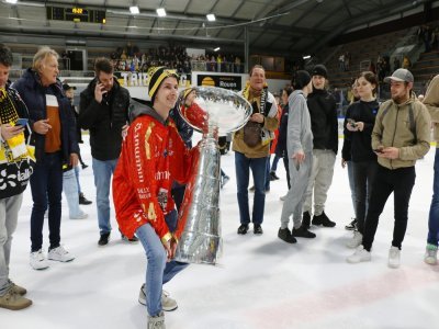 Les supporters ont été invités à venir sur la glace pour célébrer le titre de champions de France des Dragons de Rouen.