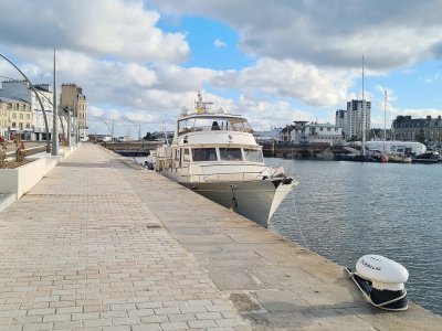 A proximité du passage piéton, le yacht britannique Intrepid est en escale depuis mercredi 17 avril à Cherbourg.
