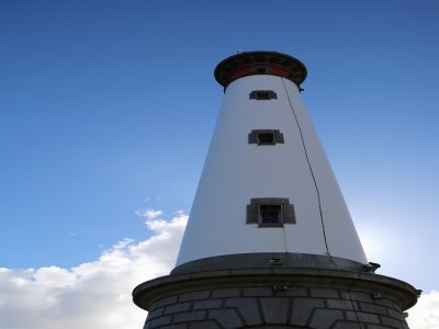 Depuis sa création en 1905, le phare de Ouistreham est régulièrement entretenu par le Service des phares et balises, un service de l'Etat. Par exemple, il y a six mois, la peinture a été refaite.