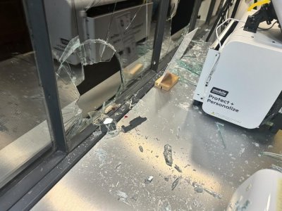 A L'Atelier du mobile, la vitrine a été brisée, des montres et un téléphone ont été volés.