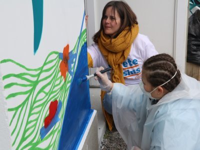 Sur l'ensemble de la fresque, les trois techniques s'entrelacent pour donner une œuvre finale. Pour que les formes géométriques et les pochoirs se coordonnent avec les perspectives, il faut faire les finitions au pinceau.