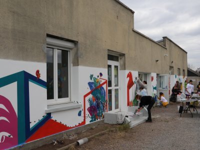 Cette fresque a réuni les habitants de Fleury-sur-Orne tous les après-midi. Elle a nécessité la présence d'une trentaine de personnes, d'une vingtaine de pinceaux et de bombes, ainsi que 10 litres de peinture.