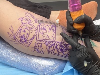 Sandy Beugnier réalise un tatouage sur le thème de Disney pendant la convention. Elle est spécialisée dans la pop culture. L'artiste applique les couleurs. A ce stade, il lui reste environ trois heures de travail.