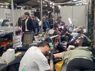 De nombreuses personnes passent le cap en se faisant tatouer durant la convention. Les 500 tatoueurs du salon possèdent un espace stérile leur permettant d'accueillir la clientèle, tout en respectant les règles sanitaires.