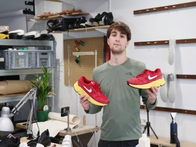 Cordonnier et créateur de chaussures, Rodolphe Leconte a ouvert sa boutique à Alençon, mardi 2 avril.