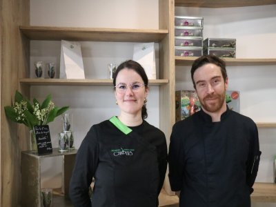 La vendeuse Mathilde Bonnin et le chocolatier Baptiste Haas, de la chocolaterie Chapuis, ont vendu plus de 150 muguets en chocolat cette année. 