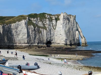 A Etretat, le Trou à l'Homme (au fond) est une cavité en théorie interdite.