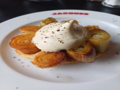 La tarte tatin sauce camembert.