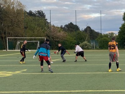 Je teste le flag football avec les Léopards de Rouen. En pleine phase défensive, mon rôle est de stopper les attaquants pour éviter qu'ils marquent. Les attaquants ont quatre tentatives pour marquer. - Erwan Hemard