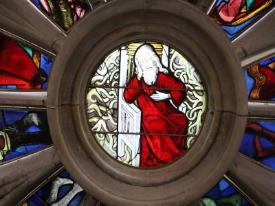 Au milieu de la rose de l'abbatiale Saint-Ouen, figure la représentation de Jessé, le père du roi David, et tout autour sa généalogie. Il s'agit du seul arbre de Jessé circulaire encore préservé à ce jour.