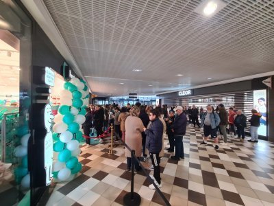 Une longue file d'attente avant l'ouverture officielle du magasin.