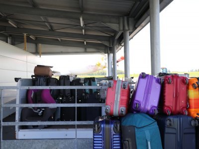 2. Où vont nos bagages ?
A Caen-Carpiquet, les agents gèrent les embarquements un par un. Une fois déposés, vos bagages passent dans une pièce avec rayons X avant d'être dirigés vers l'extérieur et mis sur des chariots.