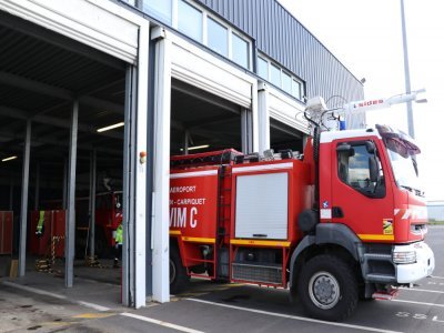 4. Une urgence ? Ils sont là
Le nombre d'interventions est relativement rare, mais les pompiers sont prêts à intervenir à tout moment. Au sein même de l'aéroport, une caserne est présente. Elle ne dépend pas du SDIS 14.