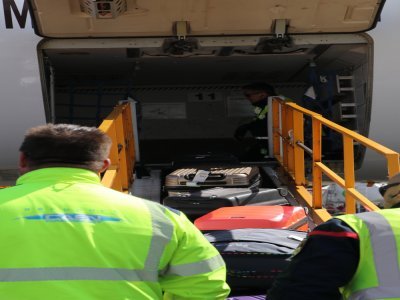 valise soute avion aeroport 4 personnes sont mobilisés 2 dehors et 2 en soute - Jimmy Joubert