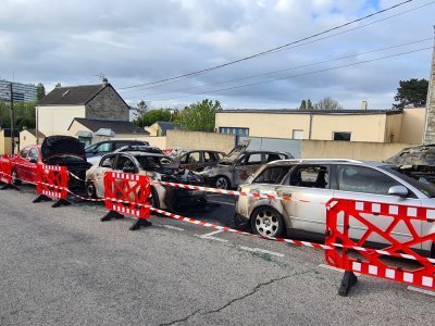 Des barrières ont été installées autour des véhicules.