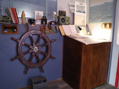 L'association a conçu un musée dans lequel on trouve une reconstitution d'une passerelle de chalutier avec la barre, le VHF, une table à carte à l'ancienne. "On apprend aux enfants comment naviguer", sourit Laurent Clotteau.