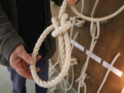 A l'étage du hangar se trouve un musée où l'on peut apprendre six nœuds marins. Le plus simple à réaliser est le nœud de chaise. Il sert à amarrer le bateau sur le quai. Un atelier qui amuse bien les enfants.