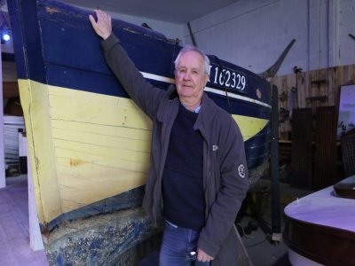 Laurent Clotteau, ancien officier de Marine, est le président de l'association Bateaux de Normandie. Derrière lui : le CH162329, un bateau très rare. Il s'agit d'un bautier sur lequel se pratiquait la pêche à la corde à Barfleur. 