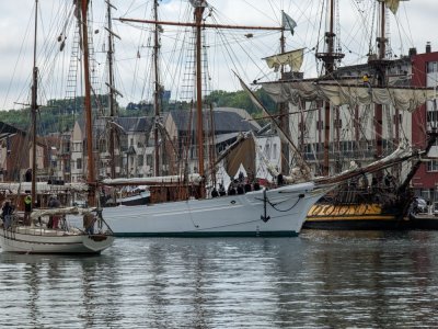 L'Etoile, construite à Fécamp dans les années trente, manœuvre pour prendre sa place dans le bassin.