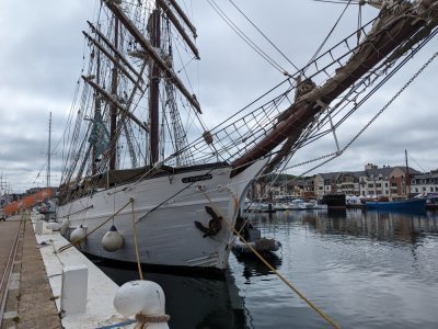 Le Français est l'un des plus grands navires de la fête.