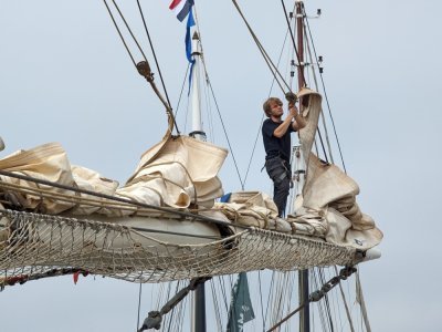 A bord, on s'active pour briquer le bateau, comme ici sur le Gulden Leeuw.