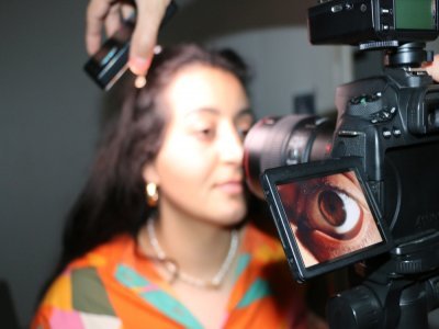 Au studio de LNR Production aux Docks76, le photographe Ron Sfez utilise une petite lumière qu'il met à côté de l'œil. Il observe chaque iris et prend la photo grâce à un flash et un objectif spécifiques à ce type de photo.