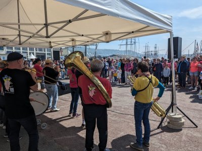 La fanfare Bellaciao, venue de Touraine, égaye les cœurs à l'heure du déjeuner.