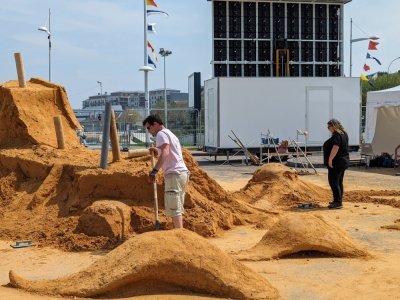 Galion et animaux marins sortent de terre… ou plutôt du sable.