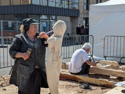 Le concours de figures de proue met aux prises cinq sculpteurs devant le public.