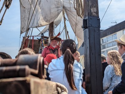 Le conteur captive les moussaillons dans son galion.