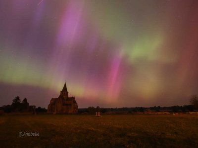 L'abbaye de Cerisy-la-Forêt sous une aurore boréale est juste sublime, dans la nuit du 10 au 11 mai. - Clin d'oeil de Cerisy