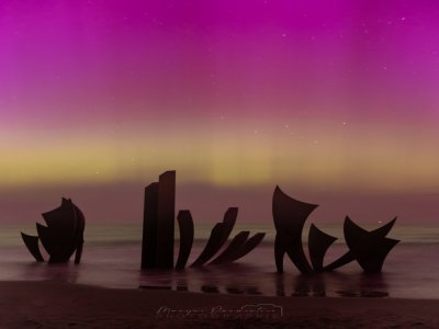 Alors que le 80e anniversaire du D-Day se prépare, voici une aurore boréale au monument Les Braves d'Omaha Beach. - Maryne Parmentier