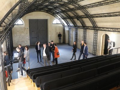 Le théâtre avec sa centaine de places assises.