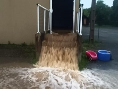 L'eau a envahi plusieurs bâtiments publics.