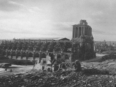 Dans la nuit du 9 juin 1944, un obus traverse le ciel caennais pour terminer sa course dans le clocher de l'église Saint-Pierre. Il a été tiré par la marine alliée, depuis la côte. Le clocher est décapité. Des travaux sont entamés quelques années plus tard grâce à l'argent obtenu via la vente d'épaves américaines laissées sur les plages. Il est reconstruit en 1951. Photo des archives caennaises.