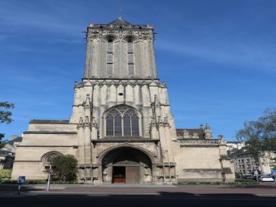 Souvent comparé, avec une pointe d'ironie, à la Tour de Pise, le clocher de Saint-Jean penche étrangement sur la gauche. "On le ressent très bien quand on est dedans", souligne Nadège Orange. L'édifice a été construit sur un sol instable, qui a dû être recouvert de troncs de chênes pour le stabiliser. "Dès le début, quand on regardait la base, ça partait de travers." Résultat : une église qui penche !