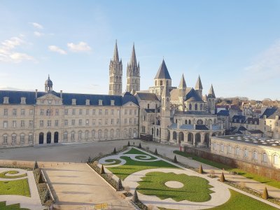 "Quand Saint-Etienne (autre nom de l'Abbaye aux Hommes) s'écroulera, le royaume d'Angleterre périra", écrivait le poète normand Robert Wace au XIIe siècle, comparant ainsi la solidité des tours de l'abbaye à celle de la monarchie britannique. Les pilotes des bombardiers anglais ont tout de même dû avoir de sérieuses consignes pendant les raids de 1944.