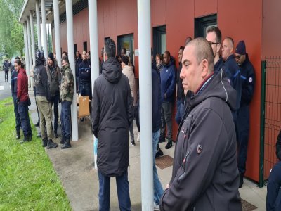 Les surveillants réunis devant le centre pénitentiaire de Condé-sur-Sarthe. - Eric Mas